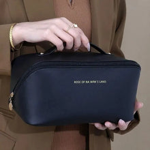 Lade das Bild in den Galerie-Viewer, Glamour Travel Companion:  Elegante Kosmetik-Tasche
