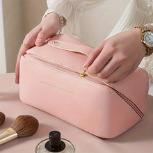 Lade das Bild in den Galerie-Viewer, Glamour Travel Companion:  Elegante Kosmetik-Tasche
