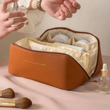 Lade das Bild in den Galerie-Viewer, Glamour Travel Companion:  Elegante Kosmetik-Tasche
