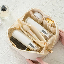 Lade das Bild in den Galerie-Viewer, Glamour Travel Companion:  Elegante Kosmetik-Tasche
