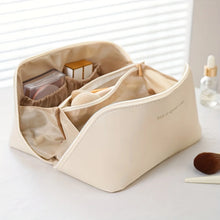 Lade das Bild in den Galerie-Viewer, Glamour Travel Companion:  Elegante Kosmetik-Tasche
