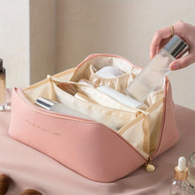 Lade das Bild in den Galerie-Viewer, Glamour Travel Companion:  Elegante Kosmetik-Tasche
