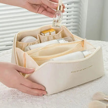 Lade das Bild in den Galerie-Viewer, Glamour Travel Companion:  Elegante Kosmetik-Tasche
